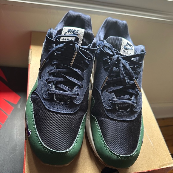 W NIKE AIR MAX 1 ‘87 qs size 11w/9.5M - Picture 3 of 3